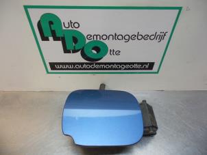 Used Tank cap cover Renault Clio III (BR/CR) 1.2 16V 75 Price € 10,00 Margin scheme offered by Autodemontagebedrijf Otte