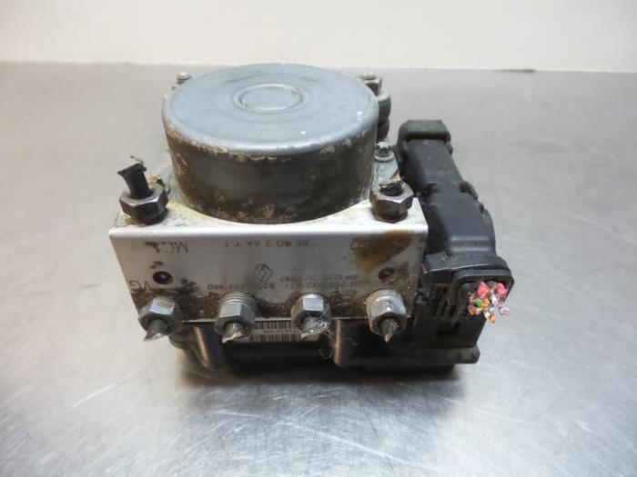 Begagnade ABS-pump Renault Clio III (BR/CR) 1.2 16V 75 Pris € 25,00 Marginaltabell erbjuds av Autodemontagebedrijf Otte