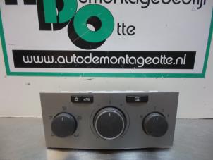Usados Panel de control de calefacción Opel Astra H (L48) 1.6 16V Twinport Precio € 25,00 Norma de margen ofrecido por Autodemontagebedrijf Otte