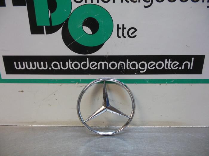 Używane Emblemat Mercedes S (W116) 280 SE,SEL Cena € 25,00 Procedura marży oferowane przez Autodemontagebedrijf Otte