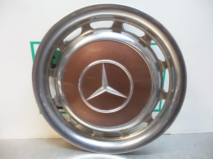 Używane Kolpak Mercedes S (W116) 280 SE,SEL Cena € 25,00 Procedura marży oferowane przez Autodemontagebedrijf Otte