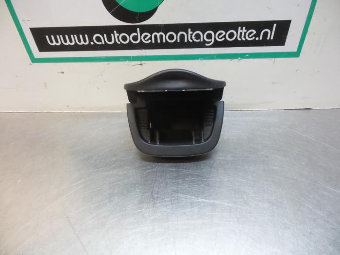 Begagnade Askkopp, fram Peugeot 206 (2A/C/H/J/S) 1.4 HDi Pris € 10,00 Marginaltabell erbjuds av Autodemontagebedrijf Otte