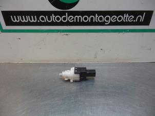 Used Brake light switch Citroen Jumper (U9) 2.2 HDi 100 Euro 4 Price € 10,00 Margin scheme offered by Autodemontagebedrijf Otte
