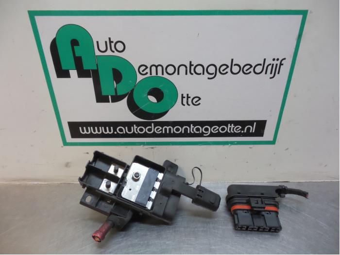 Begagnade Batterilock BMW 7 serie (E65/E66/E67) 740d V8 32V Pris € 25,00 Marginaltabell erbjuds av Autodemontagebedrijf Otte