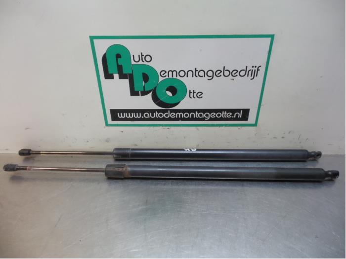 Set of tailgate gas struts from a Volkswagen Transporter T5 1.9 TDi 2004