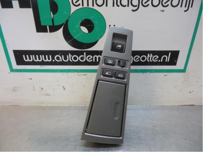 Usados Interruptor de ventanilla eléctrica BMW 7 serie (E65/E66/E67) 740d V8 32V Precio € 25,00 Norma de margen ofrecido por Autodemontagebedrijf Otte