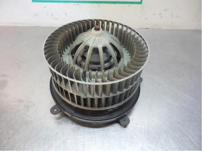 Heating and ventilation fan motor from a BMW 7 serie (E65/E66/E67) 740d V8 32V 2002