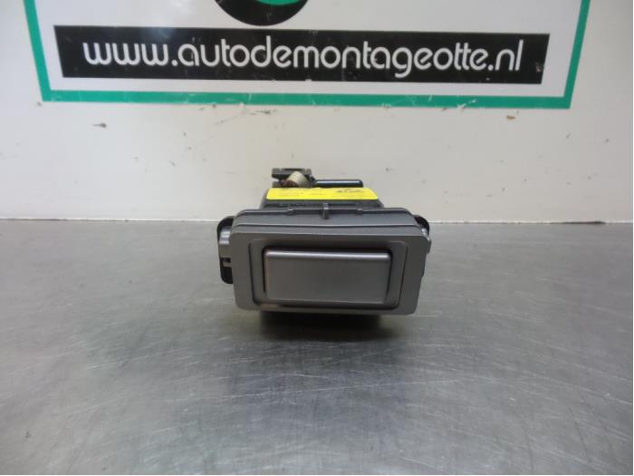 Begagnade Telefonmodul BMW 7 serie (E65/E66/E67) 740d V8 32V Pris € 25,00 Marginaltabell erbjuds av Autodemontagebedrijf Otte
