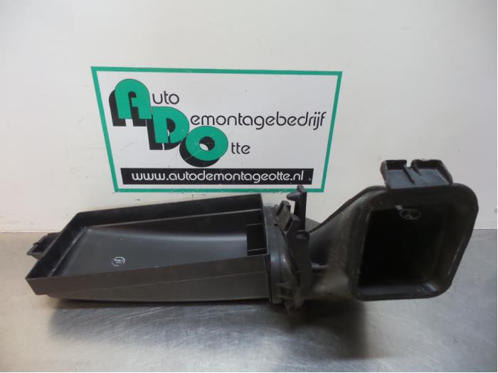 Begagnade Lufttratt BMW 7 serie (E65/E66/E67) 740d V8 32V Pris € 40,00 Marginaltabell erbjuds av Autodemontagebedrijf Otte