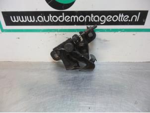 Used Bonnet lock mechanism Volkswagen Fox (5Z) 1.4 TDI Price € 10,00 Margin scheme offered by Autodemontagebedrijf Otte