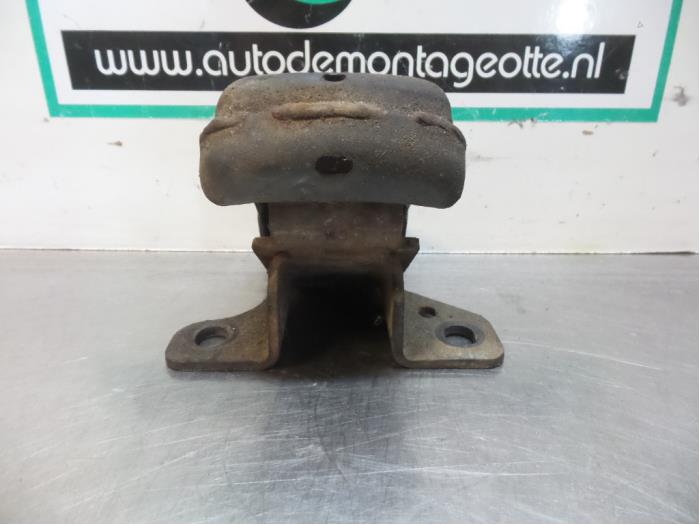 Engine mount from a Kia Sorento I (JC) 2.5 CRDi 16V 2003