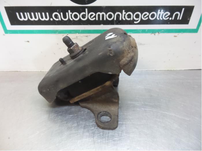 Used Engine mount Kia Sorento I (JC) 2.5 CRDi 16V Price € 25,00 Margin scheme offered by Autodemontagebedrijf Otte