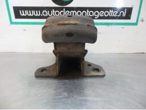 Engine mount from a Kia Sorento I (JC) 2.5 CRDi 16V 2003