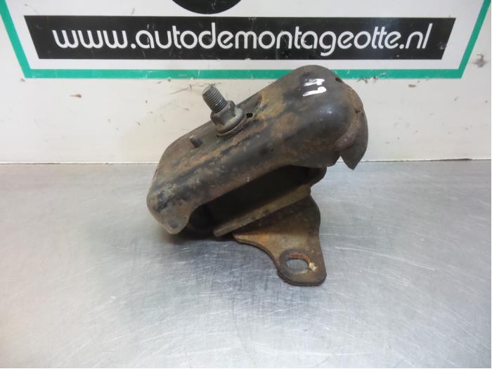 Used Engine mount Kia Sorento I (JC) 2.5 CRDi 16V Price € 25,00 Margin scheme offered by Autodemontagebedrijf Otte