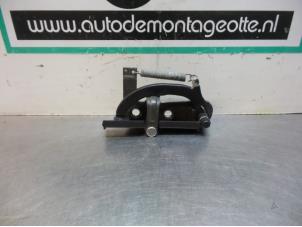 Used Tailgate lock stop Volkswagen New Beetle (9C1/9G1) 2.0 Price € 20,00 Margin scheme offered by Autodemontagebedrijf Otte
