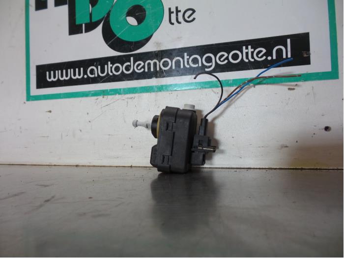 Używane Silnik reflektora Nissan Note (E11) 1.4 16V Cena € 15,00 Procedura marży oferowane przez Autodemontagebedrijf Otte