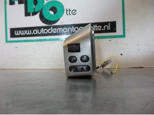 Used Steering wheel mounted radio control Nissan Note (E11) 1.4 16V Price € 10,00 Margin scheme offered by Autodemontagebedrijf Otte