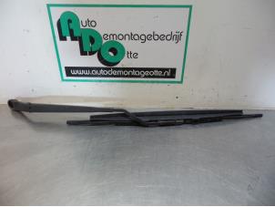 Used Front wiper arm Nissan Note (E11) 1.4 16V Price € 10,00 Margin scheme offered by Autodemontagebedrijf Otte
