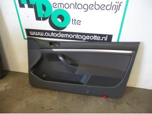 Używane Tapicerka drzwi prawych wersja 2-drzwiowa Volkswagen Golf V (1K1) 1.6 FSI 16V Cena € 40,00 Procedura marży oferowane przez Autodemontagebedrijf Otte