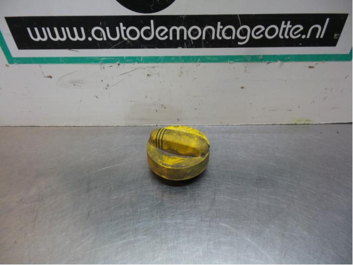 Gebrauchte Ölkappe Opel Movano (4A1; 4A2; 4B2; 4B3; 4C2; 4C3) 2.5 CDTI Preis € 5,00 Margenregelung angeboten von Autodemontagebedrijf Otte