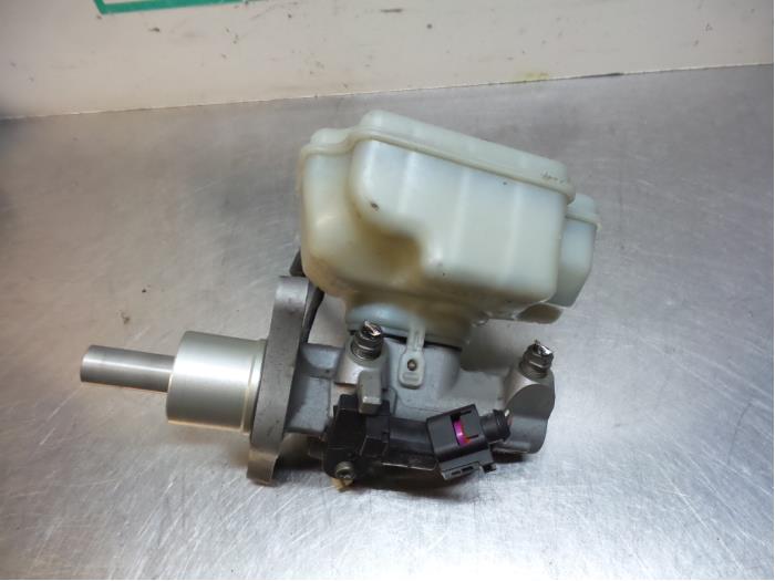 Master cylinder from a Volkswagen Golf Plus (5M1/1KP) 1.9 TDI 105 2005