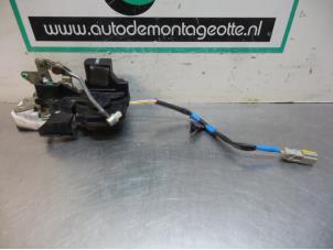 Używane Mechanizm blokady drzwi prawych tylnych wersja 4-drzwiowa Honda Accord (CC75/76) 2.0i 16V Cena € 40,00 Procedura marży oferowane przez Autodemontagebedrijf Otte