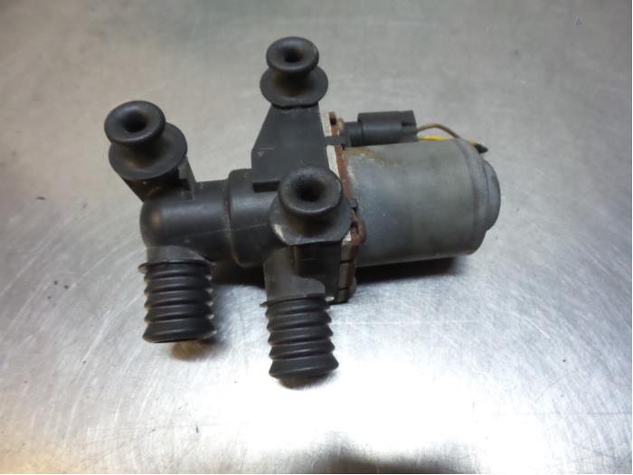 Electric heater valve from a BMW 5 serie (E39) 523i 24V 1999