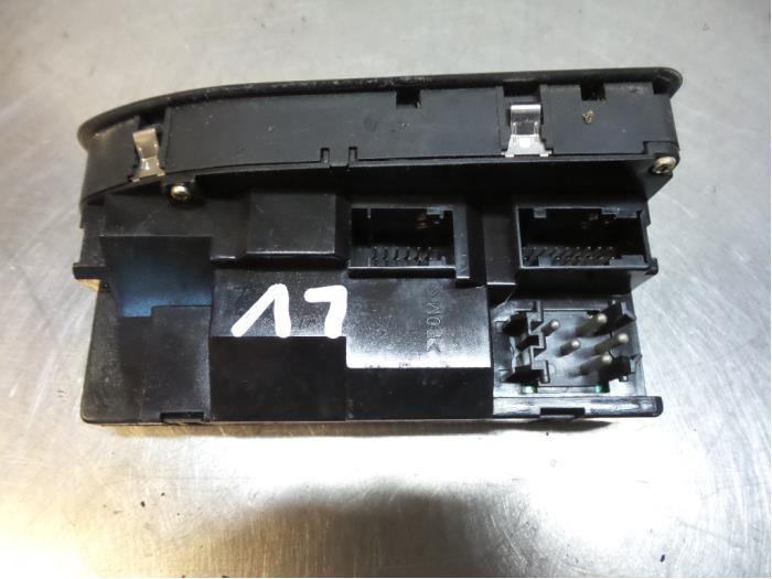 Electric window switch from a BMW 5 serie (E39) 530d 24V 1999