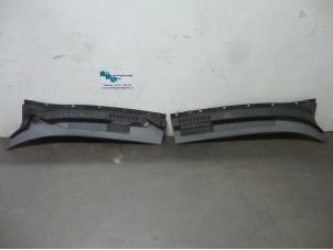 Used Cowl top grille Hyundai Santa Fe I 2.0 16V 4x2 Price € 25,00 Margin scheme offered by Autodemontagebedrijf Otte
