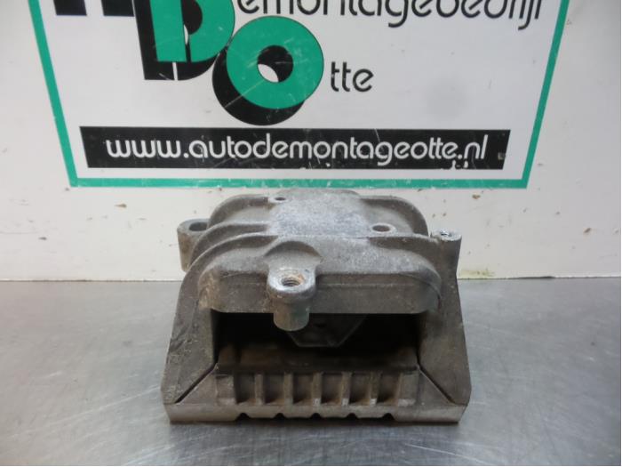 Usagé Support moteur Volkswagen Caddy III (2KA,2KH,2CA,2CH) 1.9 TDI Prix € 20,00 Règlement à la marge proposé par Autodemontagebedrijf Otte
