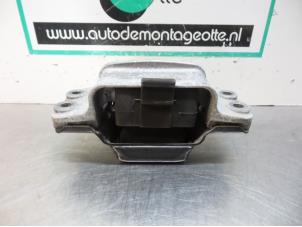 Used Gearbox mount Volkswagen Caddy III (2KA,2KH,2CA,2CH) 1.9 TDI Price € 20,00 Margin scheme offered by Autodemontagebedrijf Otte