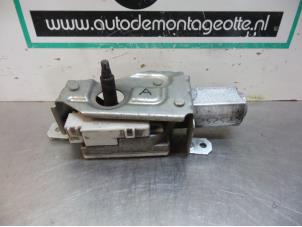 Used Rear wiper motor Fiat Doblo Cargo (223) 1.9 D Price € 25,00 Margin scheme offered by Autodemontagebedrijf Otte