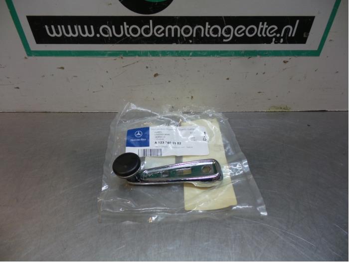 Nuevos Manivela de ventanilla Mercedes 200 - 500 Precio € 24,20 IVA incluido ofrecido por Autodemontagebedrijf Otte