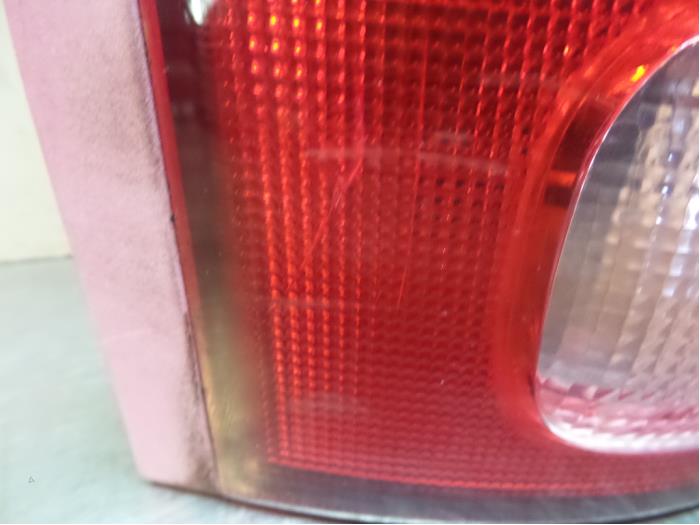 Rücklicht links van een Nissan Micra (K11) 1.0 16V 2002
