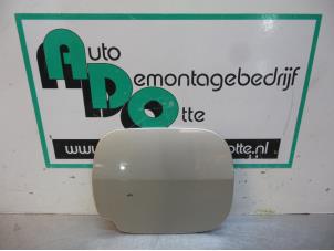 Used Tank cap cover Renault Clio III (BR/CR) 1.6 16V Price € 10,00 Margin scheme offered by Autodemontagebedrijf Otte