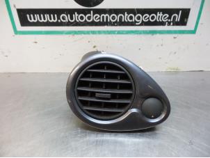 Used Dashboard vent Renault Clio III (BR/CR) 1.6 16V Price € 10,00 Margin scheme offered by Autodemontagebedrijf Otte