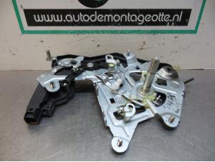 Used Sliding door lock mechanism, left Hyundai H-300 2.5 CRDi Price € 40,00 Margin scheme offered by Autodemontagebedrijf Otte