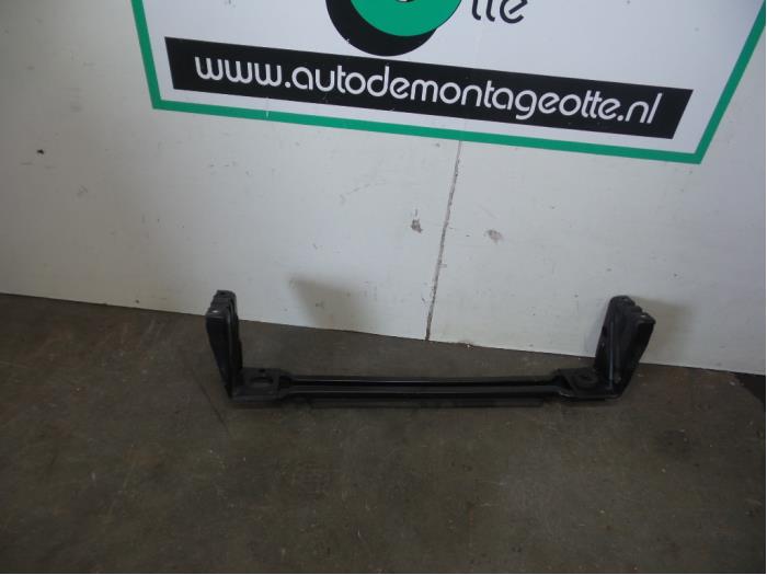 Lower radiator support