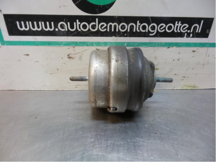 Engine mount from a Audi A4 (B6) 2.0 20V 2001