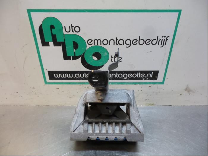 Usagé Support moteur Volkswagen Caddy III (2KA,2KH,2CA,2CH) 2.0 SDI Prix € 20,00 Règlement à la marge proposé par Autodemontagebedrijf Otte