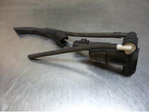 Used Windscreen washer pump Peugeot 307 (3A/C/D) 1.6 16V Price € 10,00 Margin scheme offered by Autodemontagebedrijf Otte