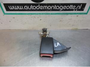 Used Rear seatbelt buckle, left Mercedes CLK (W208) 2.0 200 16V Price € 10,00 Margin scheme offered by Autodemontagebedrijf Otte