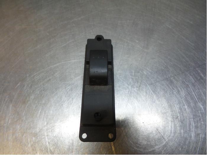 Usados Interruptor de ventanilla eléctrica Mazda 3 Sport (BK) 1.3i 16V Precio € 15,00 Norma de margen ofrecido por Autodemontagebedrijf Otte