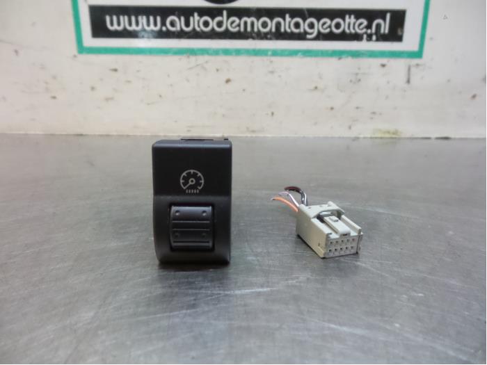 Gebrauchte Cockpit Dimmer Mazda 3 Sport (BK) 1.3i 16V Preis € 10,00 Margenregelung angeboten von Autodemontagebedrijf Otte