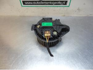 Używane Silnik wentylatora nagrzewnicy Audi A4 (B6) 2.0 20V Cena € 25,00 Procedura marży oferowane przez Autodemontagebedrijf Otte