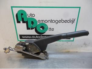 Used Parking brake lever Renault Twingo II (CN) 1.2 Price € 20,00 Margin scheme offered by Autodemontagebedrijf Otte