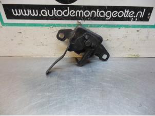 Used Bonnet lock mechanism Renault Twingo II (CN) 1.2 Price € 20,00 Margin scheme offered by Autodemontagebedrijf Otte