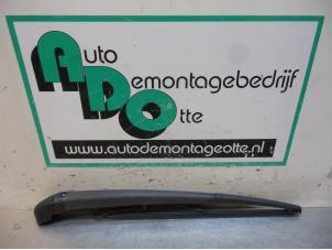 Usados Brazo de limpiaparabrisas detrás Lancia Musa 1.4 16V Precio € 15,00 Norma de margen ofrecido por Autodemontagebedrijf Otte