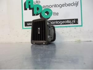 Usados Rejilla de aire de salpicadero Lancia Musa 1.4 16V Precio € 20,00 Norma de margen ofrecido por Autodemontagebedrijf Otte