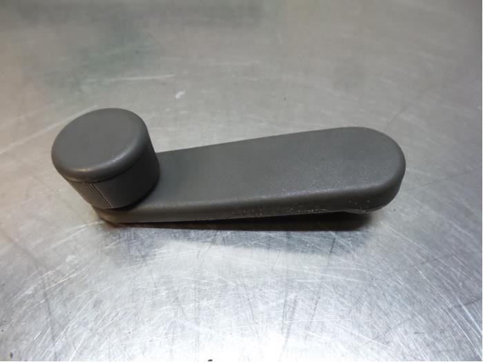 Usados Manivela de ventanilla Fiat Panda (169) 1.2 Fire Precio € 5,00 Norma de margen ofrecido por Autodemontagebedrijf Otte